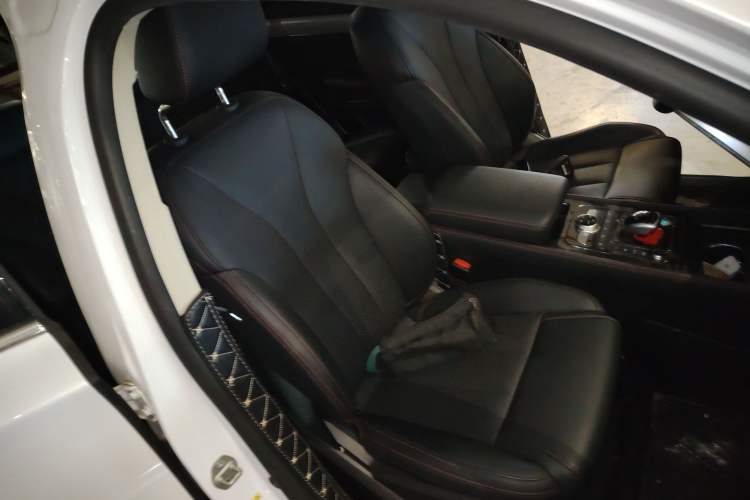 Used BYD Tang New Energy 2020 DM 2.0T Dual-Engine All-Wheel Drive Prestige 7-Seater China VI Standard Right Front Seat