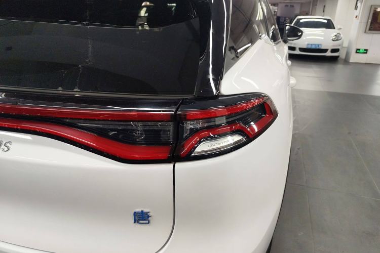 Used BYD Tang New Energy 2020 DM 2.0T Dual-Engine All-Wheel Drive Prestige 7-Seater China VI Standard Right Rear Taillight