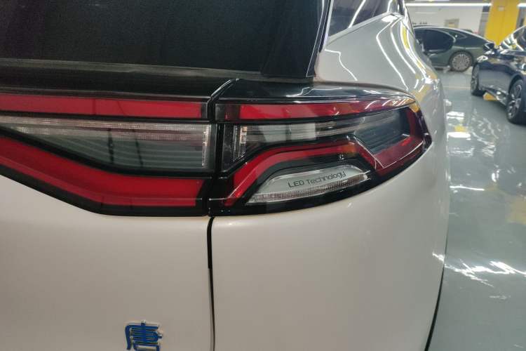 Used BYD Tang New Energy 2020 DM 2.0T Dual-Engine All-Wheel Drive Prestige 7-Seater China VI Standard Right Rear Taillight