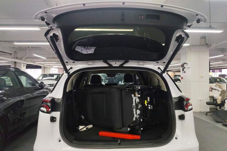 Used BYD Tang New Energy 2020 DM 2.0T Dual-Engine All-Wheel Drive Prestige 7-Seater China VI Standard Trunk
