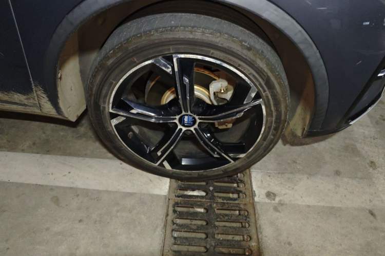 Used BYD Tang New Energy 2021 DM-i 112KM Prestige Model Right Front Wheel Hub