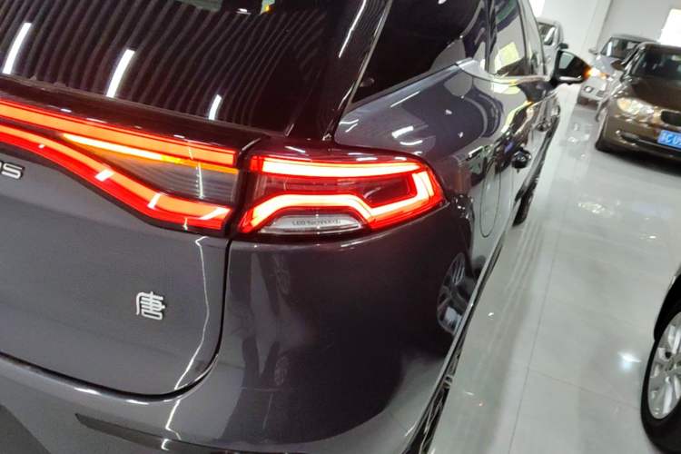 Used BYD Tang New Energy 2021 DM-i 112KM Prestige Model Right Rear Taillight