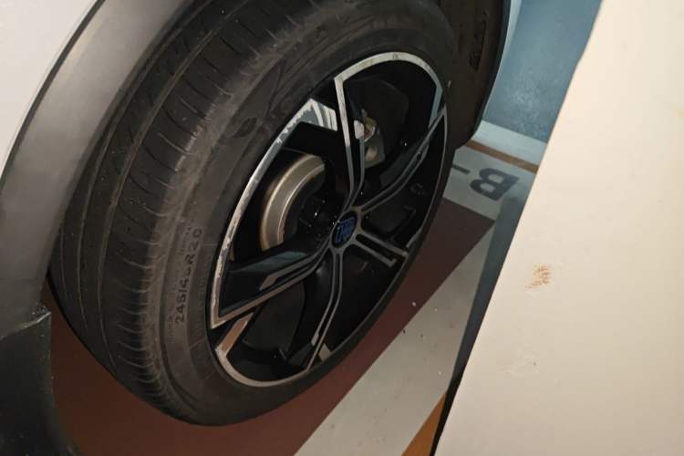 Used BYD Tang New Energy 2021 DM-i 112KM Prestige Model Right Front Wheel Hub