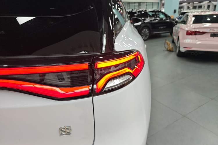 Used BYD Tang New Energy 2021 DM-i 112KM Prestige Model Right Rear Taillight