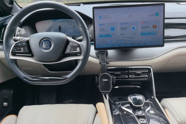 Used BYD Tang New Energy 2022 EV 730KM Luxury Model Center Console