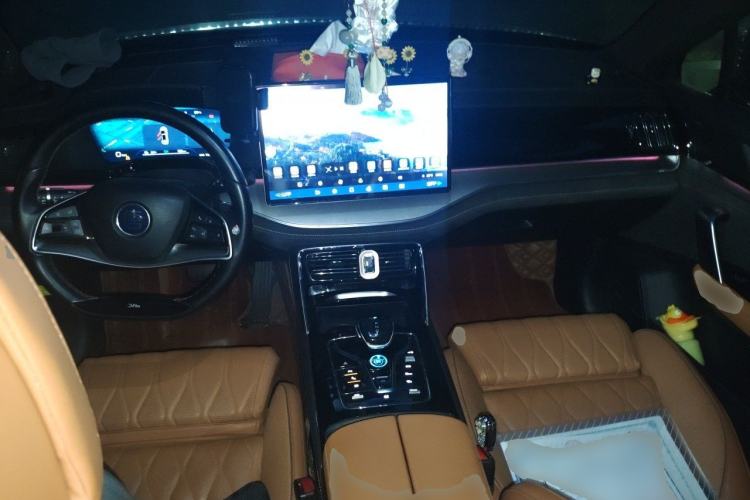 Used BYD Tang New Energy 2022 EV 730KM Luxury Model Center Console