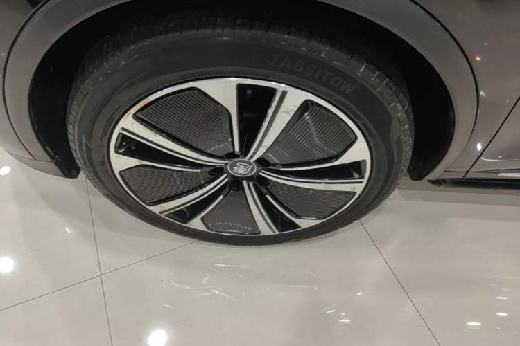 Used BYD Tang New Energy 2022 DM-p 215 km All-Wheel-Drive Deluxe Model Left Front Wheel Hub