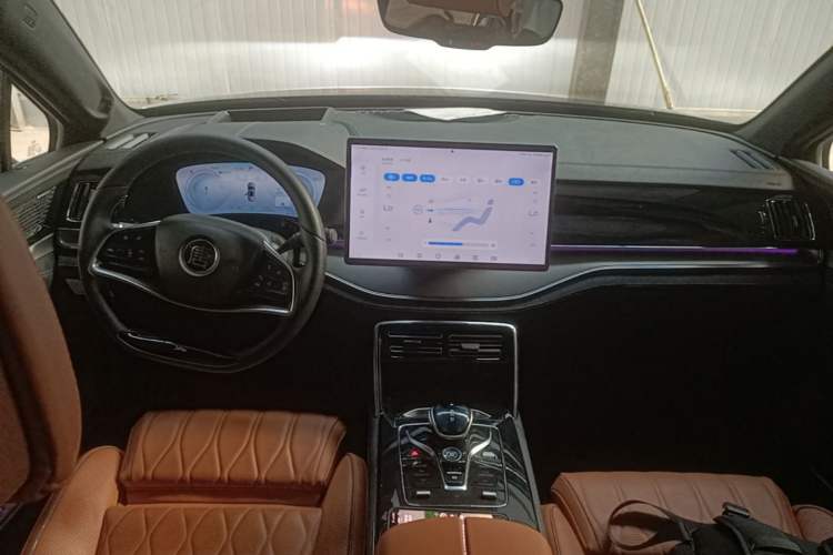 Used BYD Tang New Energy 2022 EV 730KM Luxury Model Center Console