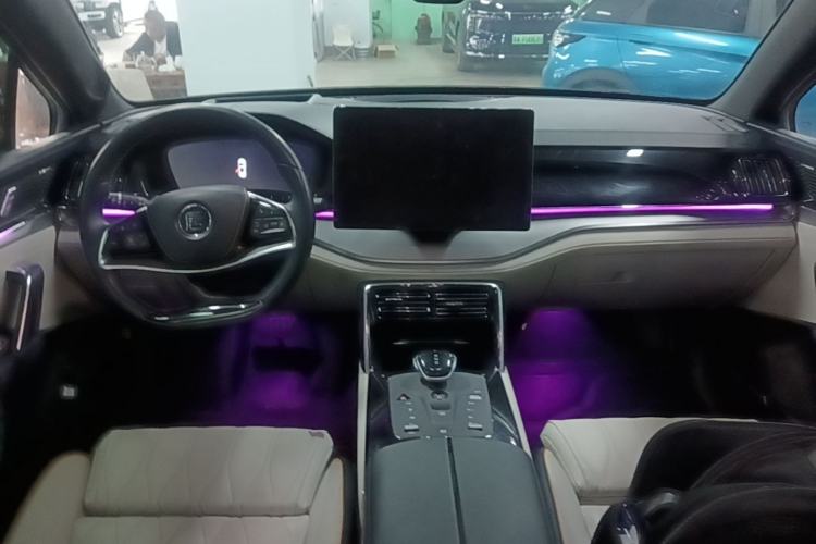 Used BYD Tang New Energy 2022 EV 730KM Luxury Model Center Console