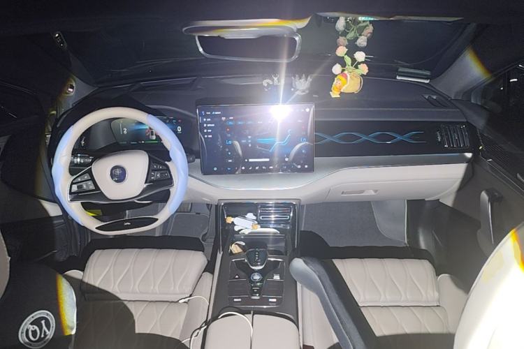 Used BYD Tang New Energy 2022 EV 730KM Luxury Model Center Console