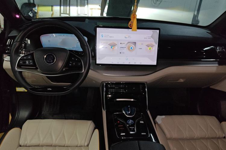 Used BYD Tang New Energy 2022 EV 730KM Luxury Model Center Console
