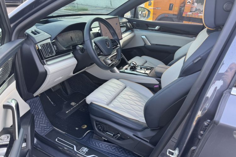 Used BYD Tang New Energy 2022 EV 730KM Luxury Model Interior 5