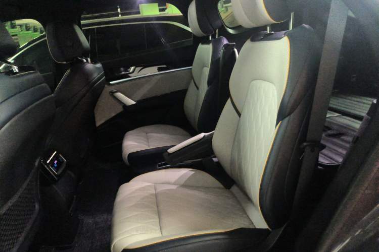 Used BYD Tang New Energy 2022 DM-p 215 km All-Wheel-Drive Deluxe Model Left Rear Seat