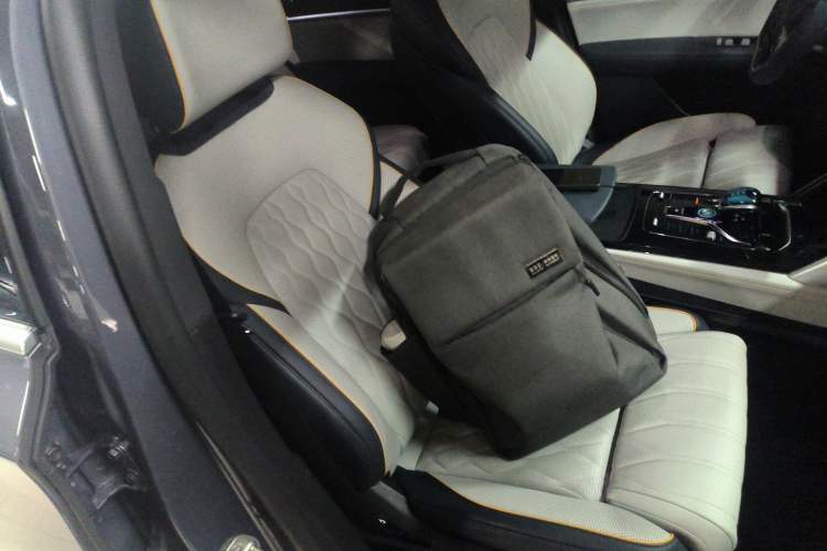 Used BYD Tang New Energy 2022 DM-p 215 km All-Wheel-Drive Deluxe Model Right Front Seat