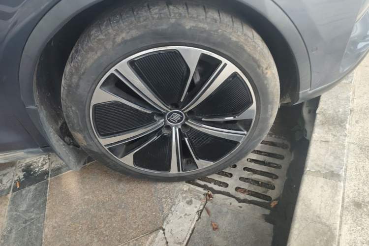 Used BYD Tang New Energy 2022 EV 635 km All-Wheel-Drive Flagship Model Right Front Wheel Hub
