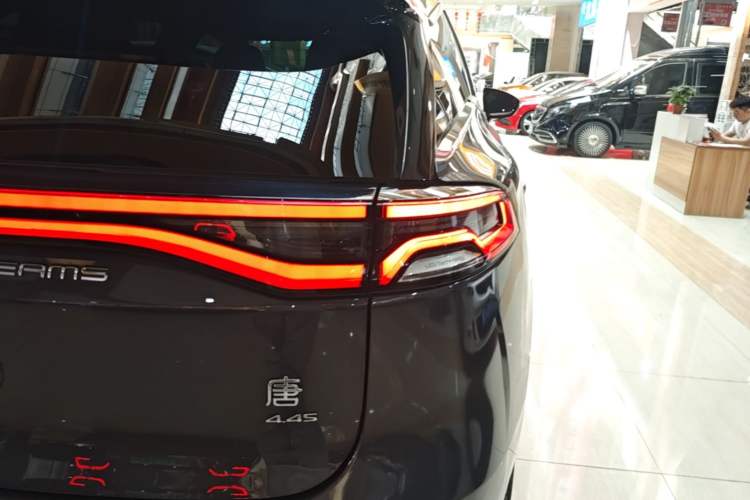 Used BYD Tang New Energy 2022 EV 635 km All-Wheel-Drive Flagship Model Right Rear Taillight
