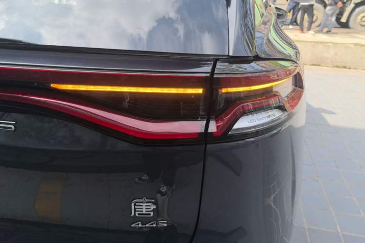 Used BYD Tang New Energy 2022 EV 635 km All-Wheel-Drive Flagship Model Right Rear Taillight