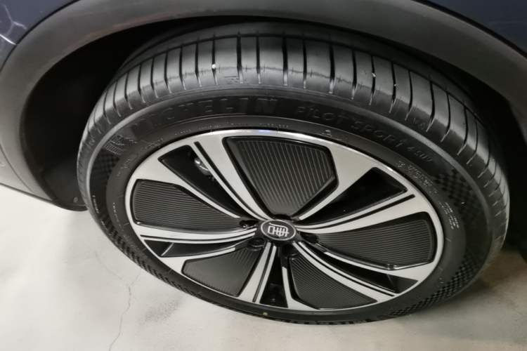 Used BYD Tang New Energy 2022 EV 635 km All-Wheel-Drive Flagship Model Right Rear Wheel Hub