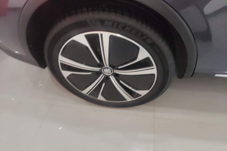 Used BYD Tang New Energy 2022 DM-p 215KM Four-Wheel Drive Flagship Model Right Rear Wheel Hub