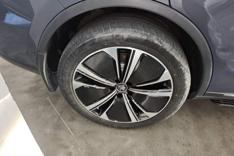 Used BYD Tang New Energy 2022 EV 635 km All-Wheel-Drive Flagship Model Right Rear Wheel Hub