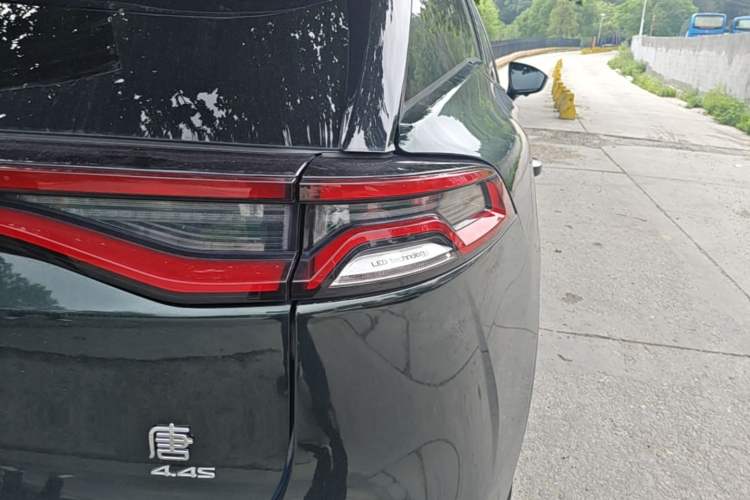 Used BYD Tang New Energy 2022 EV 635 km All-Wheel-Drive Flagship Model Right Rear Taillight