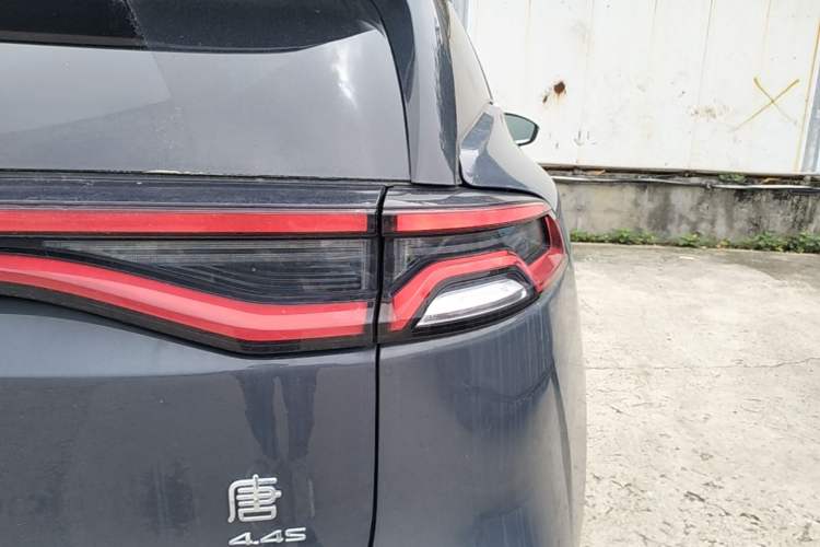 Used BYD Tang New Energy 2022 EV 635 km All-Wheel-Drive Flagship Model Right Rear Taillight