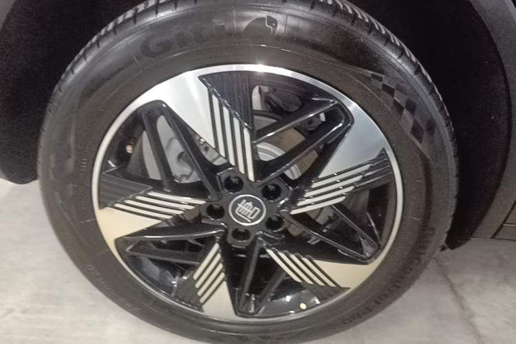 Used BYD Tang New Energy 2023 DM-i Champion Edition 112KM Prestige Model Right Rear Wheel Hub