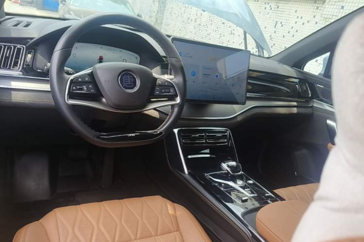 Used BYD Tang New Energy 2023 DM-i Champion Edition 112KM Prestige Model Center Console