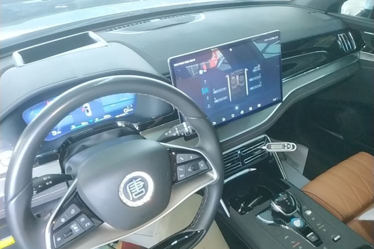 Used BYD Tang New Energy 2023 DM-i Champion Edition 112KM Prestige Model Center Console