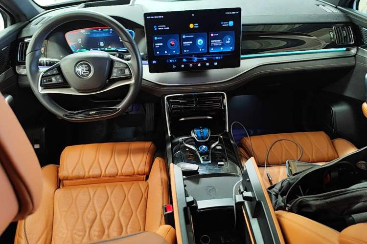 Used BYD Tang New Energy 2023 DM-i Champion Edition 112KM Prestige Model Center Console
