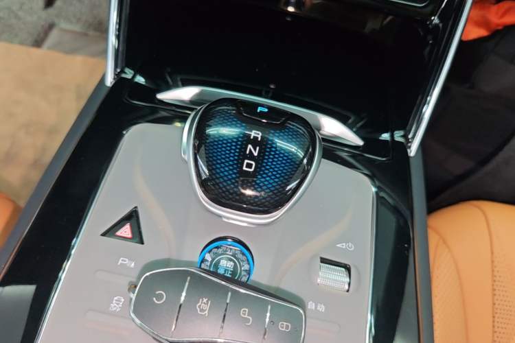 Used BYD Tang New Energy 2023 DM-i Champion Edition 112KM Prestige Model Gear Lever