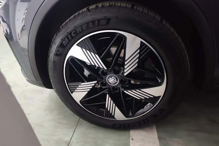 Used BYD Tang New Energy 2023 DM-i Champion Edition 112KM Prestige Model Left Front Wheel Hub