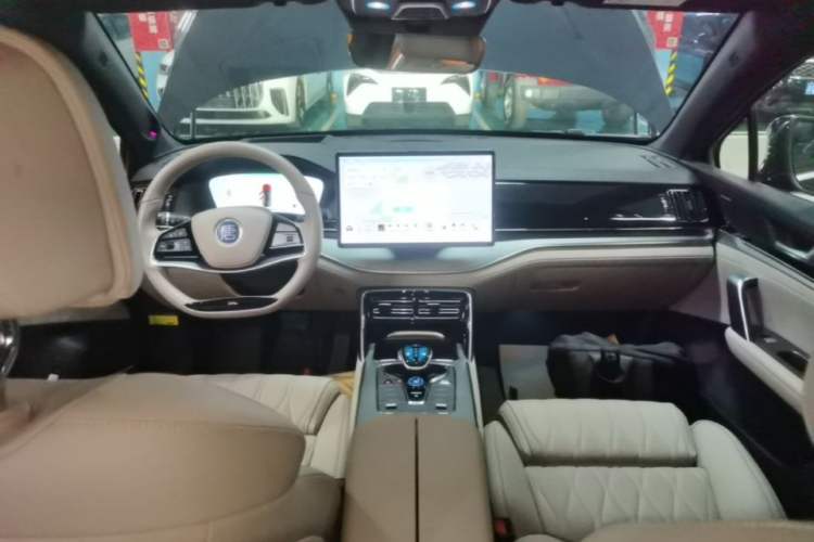 Used BYD Tang New Energy 2024 EV Champion Edition 730KM Deluxe Model Center Console