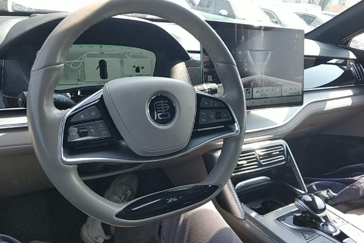 Used BYD Tang New Energy 2024 DM-i Glory Edition 112KM Flagship Model Center Console