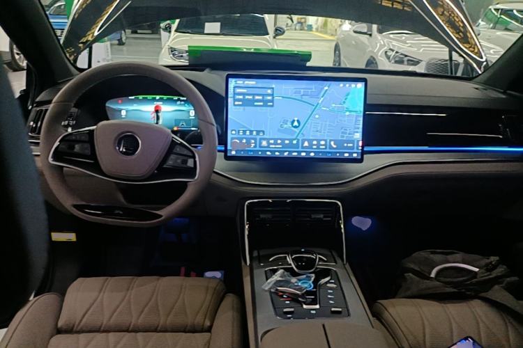 Used BYD Tang New Energy 2024 DM-i Glory Edition 200KM Flagship Model Center Console