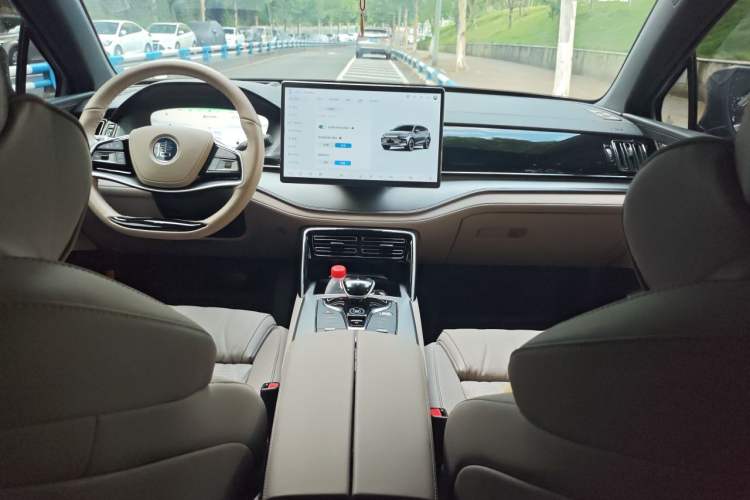 Used BYD Tang New Energy 2024 DM-i Glory Edition 200KM Flagship Model Center Console