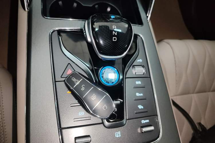 Used BYD Tang New Energy 2024 DM-i Glory Edition 112KM Prestige Model Gear Lever