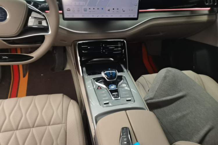 Used BYD Tang New Energy 2024 DM-p Glory Edition 215KM All-Wheel-Drive Premium Model Gear Lever