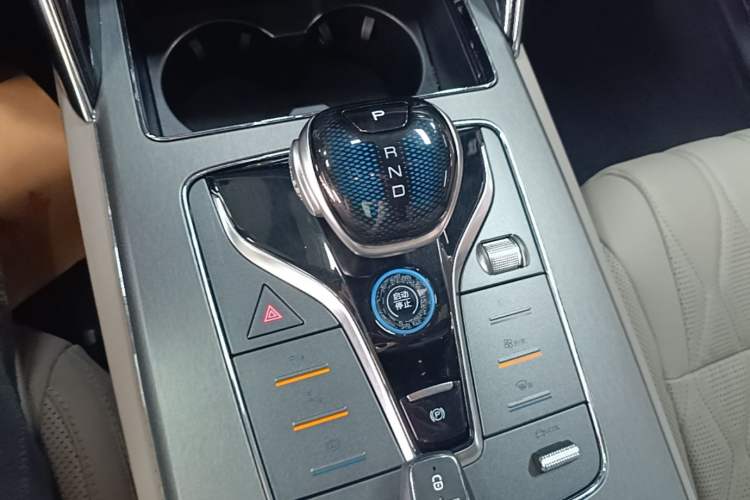 Used BYD Tang New Energy 2024 DM-i Glory Edition 112KM Prestige Model Gear Lever