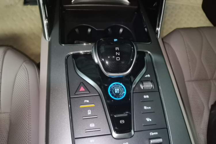 Used BYD Tang New Energy 2024 DM-i Glory Edition 112KM Prestige Model Gear Lever