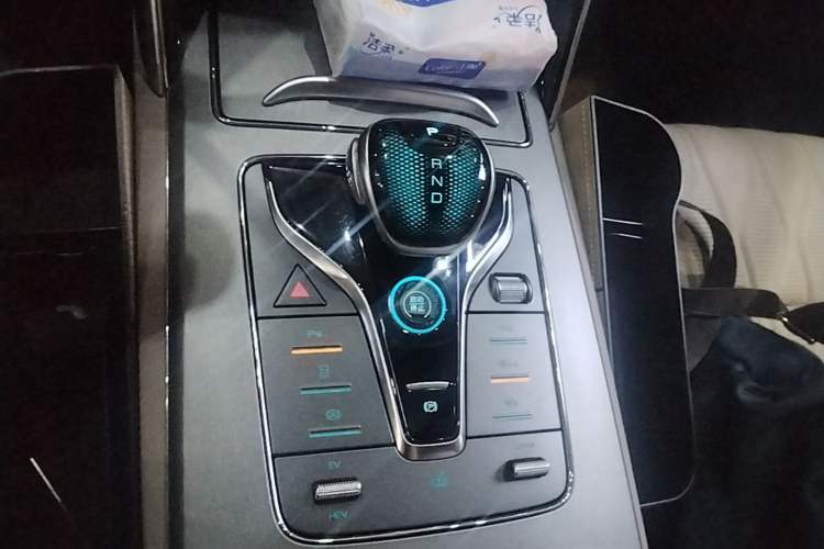 Used BYD Tang New Energy 2024 DM-i Glory Edition 112KM Prestige Model Gear Lever