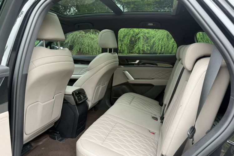 Used BYD Tang New Energy 2024 DM-i Glory Edition 112KM Prestige Model Interior 2