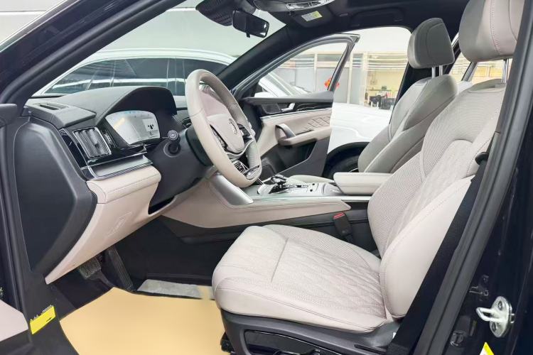 Used BYD Tang New Energy 2024 DM-i Glory Edition 112KM Prestige Model Interior 5