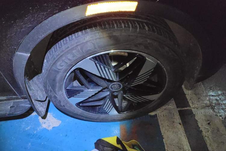 Used BYD Tang New Energy 2024 DM-i Glory Edition 112KM Prestige Model Right Front Wheel Hub