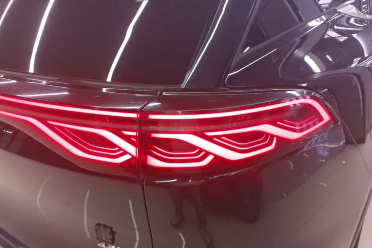 Used BYD Tang New Energy 2024 DM-p Glory Edition 215KM All-Wheel-Drive Premium Model Right Rear Taillight