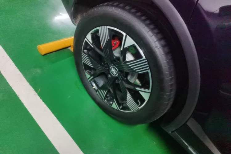Used BYD Tang New Energy 2024 EV Champion Edition 730KM Deluxe Model Right Rear Wheel Hub