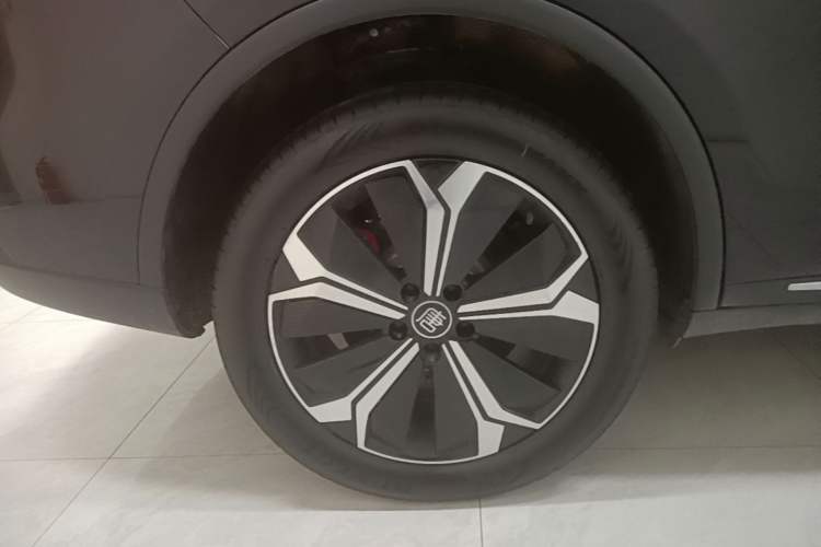 Used BYD Tang New Energy 2024 EV Glory Edition 600KM Premium Model Right Rear Wheel Hub
