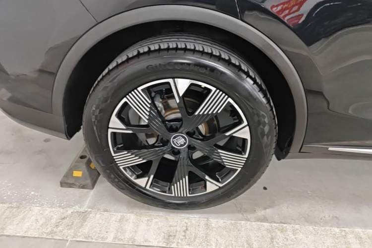 Used BYD Tang New Energy 2024 DM-i Glory Edition 112KM Flagship Model Right Rear Wheel Hub