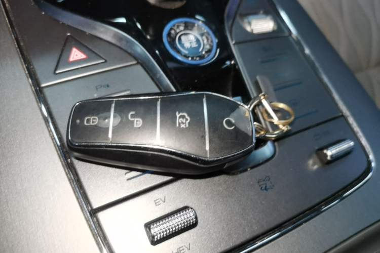 Used BYD Tang New Energy 2024 DM-i Glory Edition 112KM Prestige Model Vehicle Key