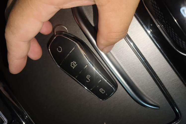Used BYD Tang New Energy 2024 DM-i Glory Edition 112KM Prestige Model Vehicle Key